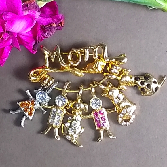 💕Vntg Mom Brooch w/ Kids & Pets Rhinestone Charms - Picture 7 of 7